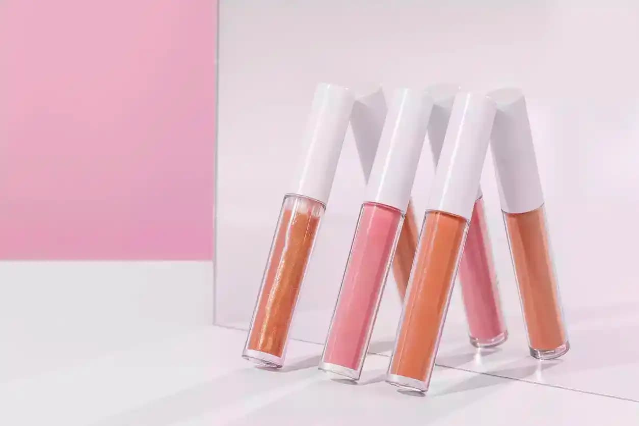 Gloss Nedir Güzellik ve Bakımda Parlaklığın Anahtarı 75-90 Karakter