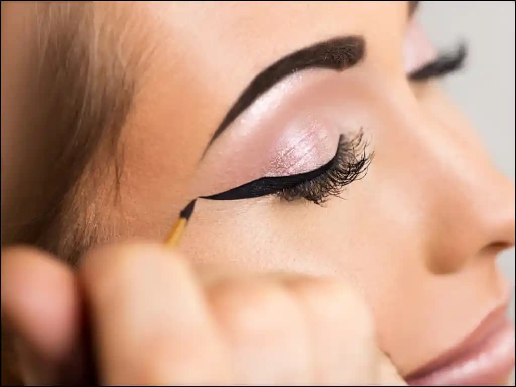 Kalıcı eyeliner uygulaması ve bakım ipuçlarıyla gözlerde kalıcı güzellik sağlama