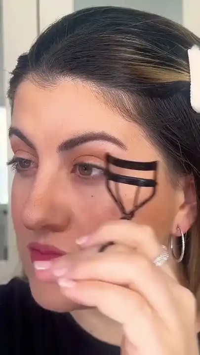 Kirpik Kıvırma Yöntemleri ve Bakışlarınızı Güçlendirecek Pratik İpuçları