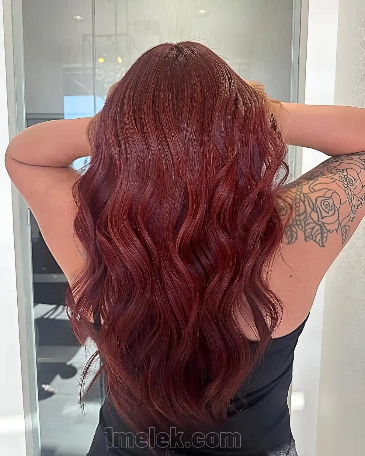 Koyu Kumral Bakır Saç Rengi: Doğallık ve Şıklığın Modern Buluşması