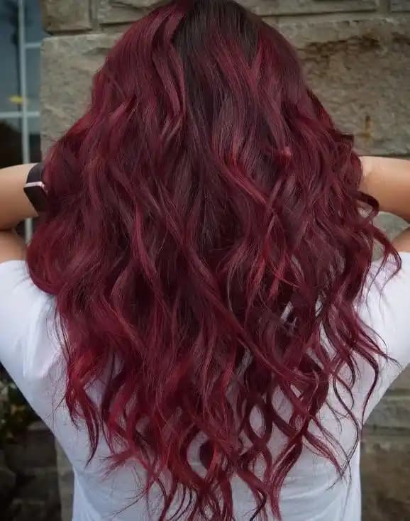 Kozmetikte Şarap Kızılı Renk: Trendler, Kullanım ve Stil İpuçları