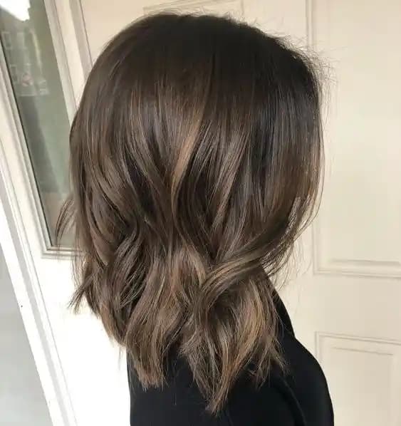 Kül Kahvesi Saç Rengi: Doğal ve Şık Görünüm İçin Kapsamlı Rehber