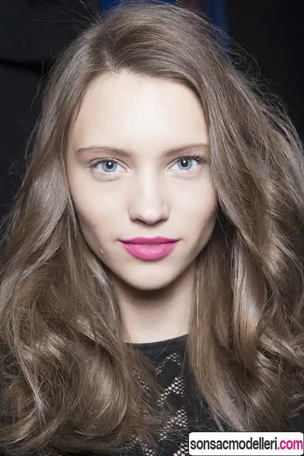 Küllü Açık Kahverengi Kozmetikte Doğal ve Zarif Bir Ton Rehberi