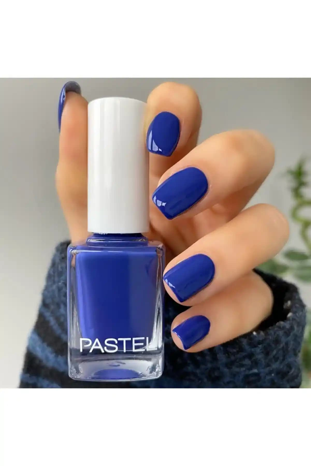 Pastel Lacivert Oje: Modern Şıklık ve Estetiğin En Zarif Yansıması