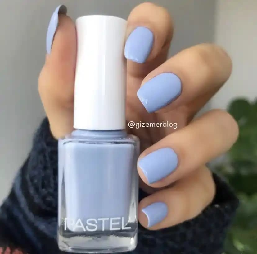 Pastel Mavi Oje: Modern Güzellik Trendleri ve Şık Tırnak Tasarımı Rehberi