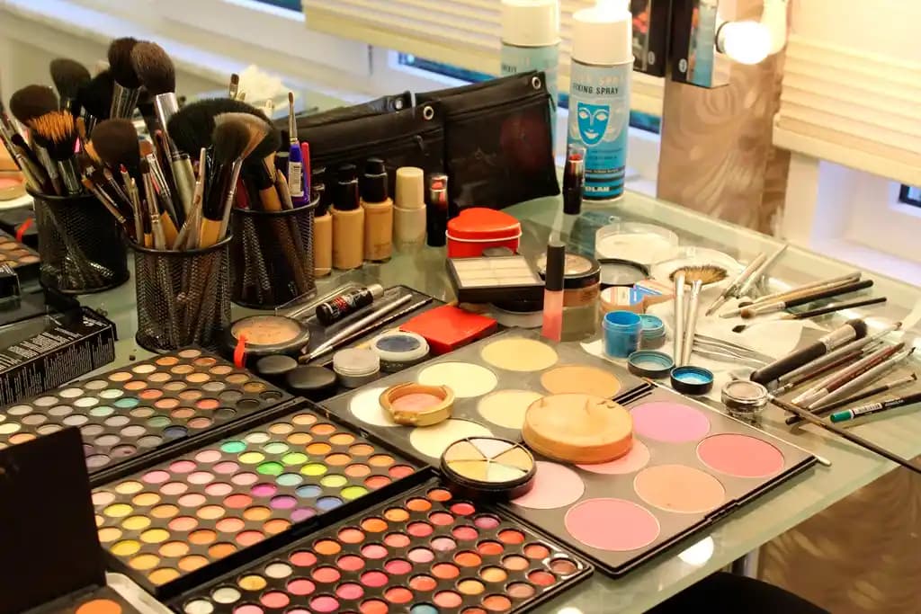 Profesyonel Makyaj Malzemeleri: Kaliteli Ürünlerle Kusursuz Görünüm Elde Etme Rehberi
