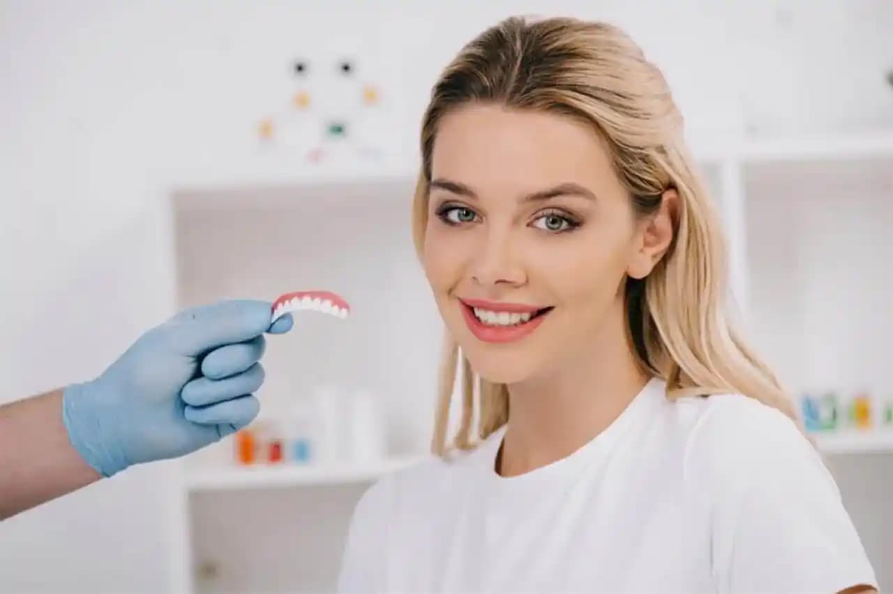 Silikon Diş Protezi Nedir ve Neden Günümüzün Modern Diş Çözümüdür?