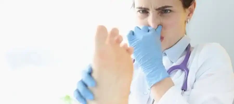 Ayak Kokusu Nasıl Önlenir? Etkili Yöntemler ve Doğal Bakım Önerileri