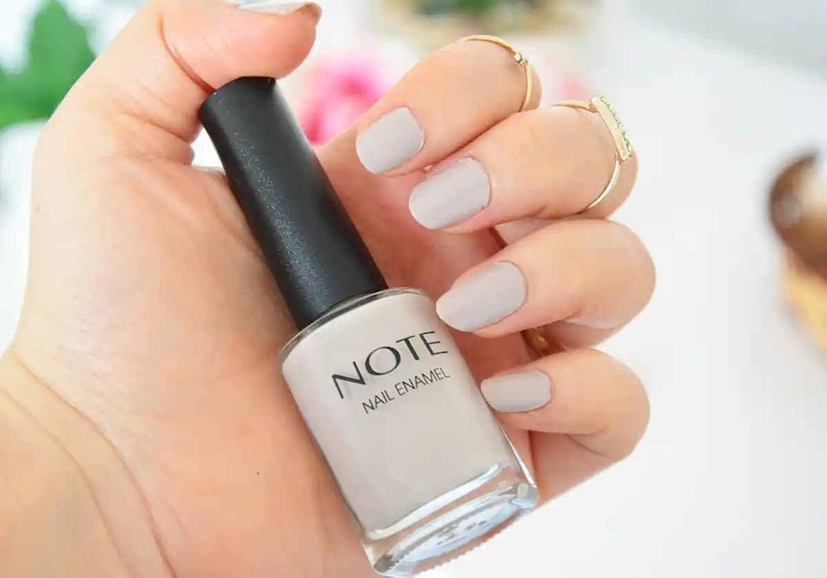 Bej Rengi Oje: Kozmetik Dünyasında Doğal ve Nötr Tonların Önemi ve Kullanımı