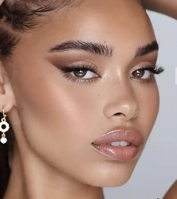 Esmer Tenli İçin Makyaj: Doğru Renk ve Ürün Seçimiyle Doğal Güzellik