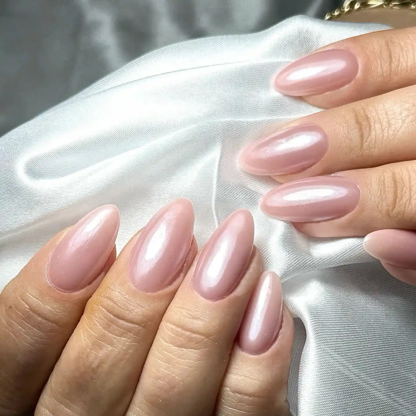 İnci Tozlu Protez Tırnak: Estetik ve Kullanım Alanları Hakkında Kısıtlı Bilgi