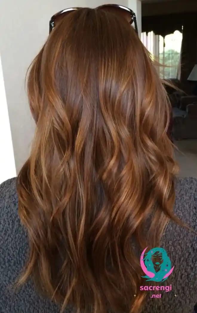 Işıltılı Kahve Saç Rengi Tonları ve Bakımı: Doğal Parlaklık ve Derinlik Rehberi