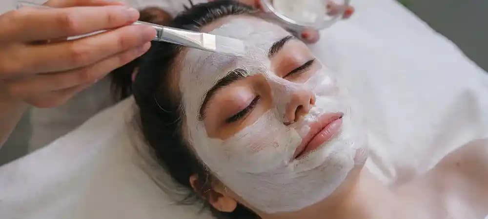 Kil Maskesi Yüzde Ne Kadar Kalmalı? Doğru Süre ve Cilt Tipine Göre Kullanım