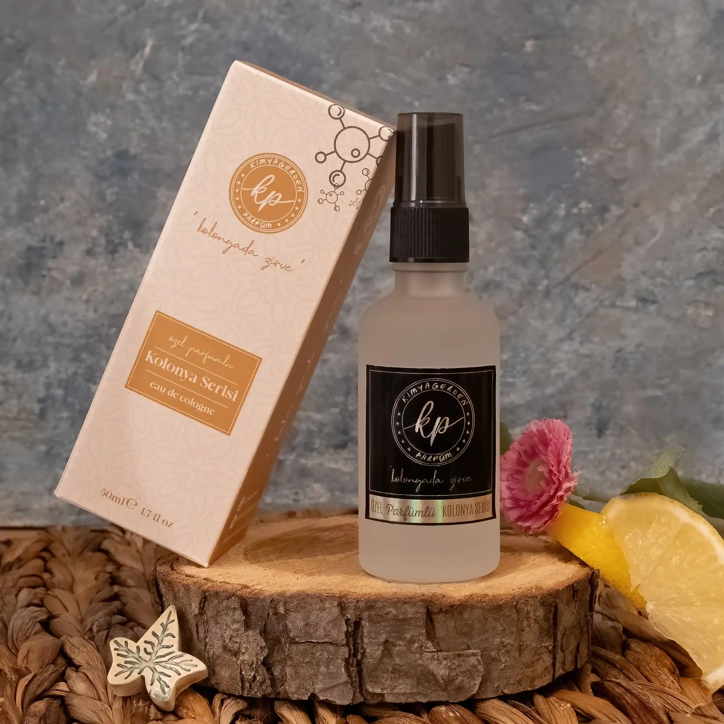 Parfümlü Kolonya: Alkol Bazlı Ferahlatıcı ve Hoş Kokulu Kişisel Bakım Ürünü