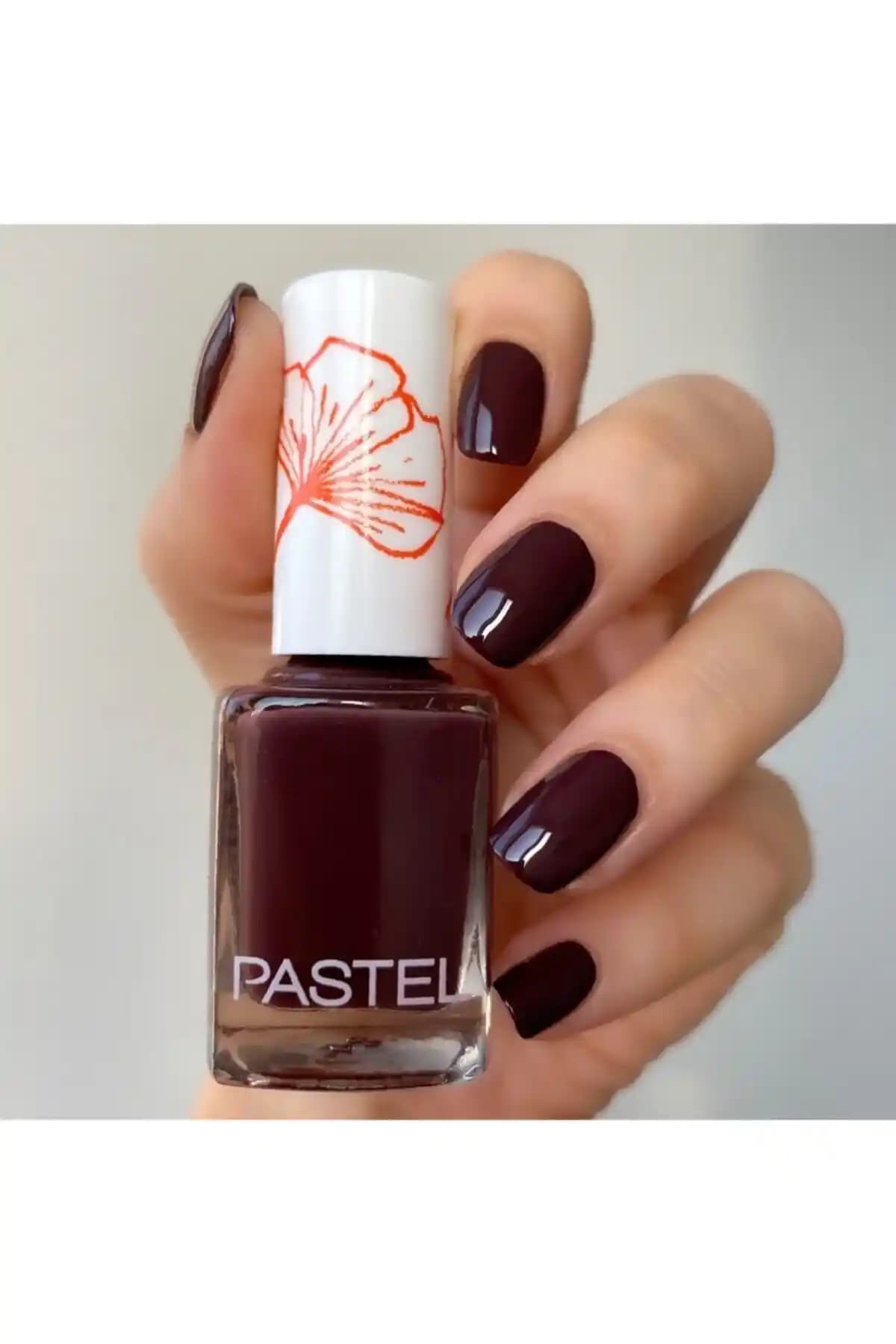 Pastel Bordo Oje: Kozmetik Dünyasında Yumuşak ve Sofistike Bir Renk Seçeneği