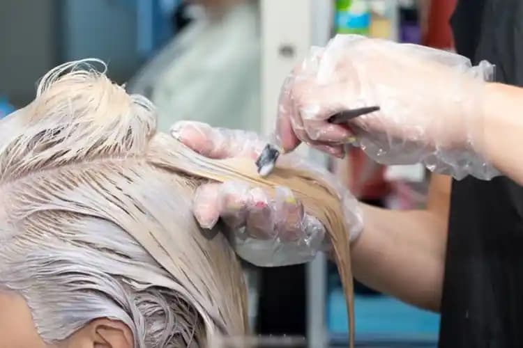 Saç Açıcı Bekletme Süresi: Doğru Kullanım ve Saç Sağlığı İçin Önemli Bilgiler