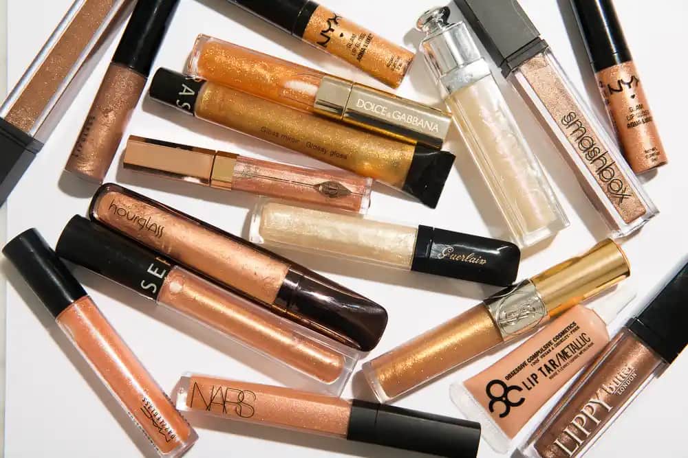 Altın Tonlarında Dudak Parlatıcısı ile Şıklık ve Parıltı Yakalayın