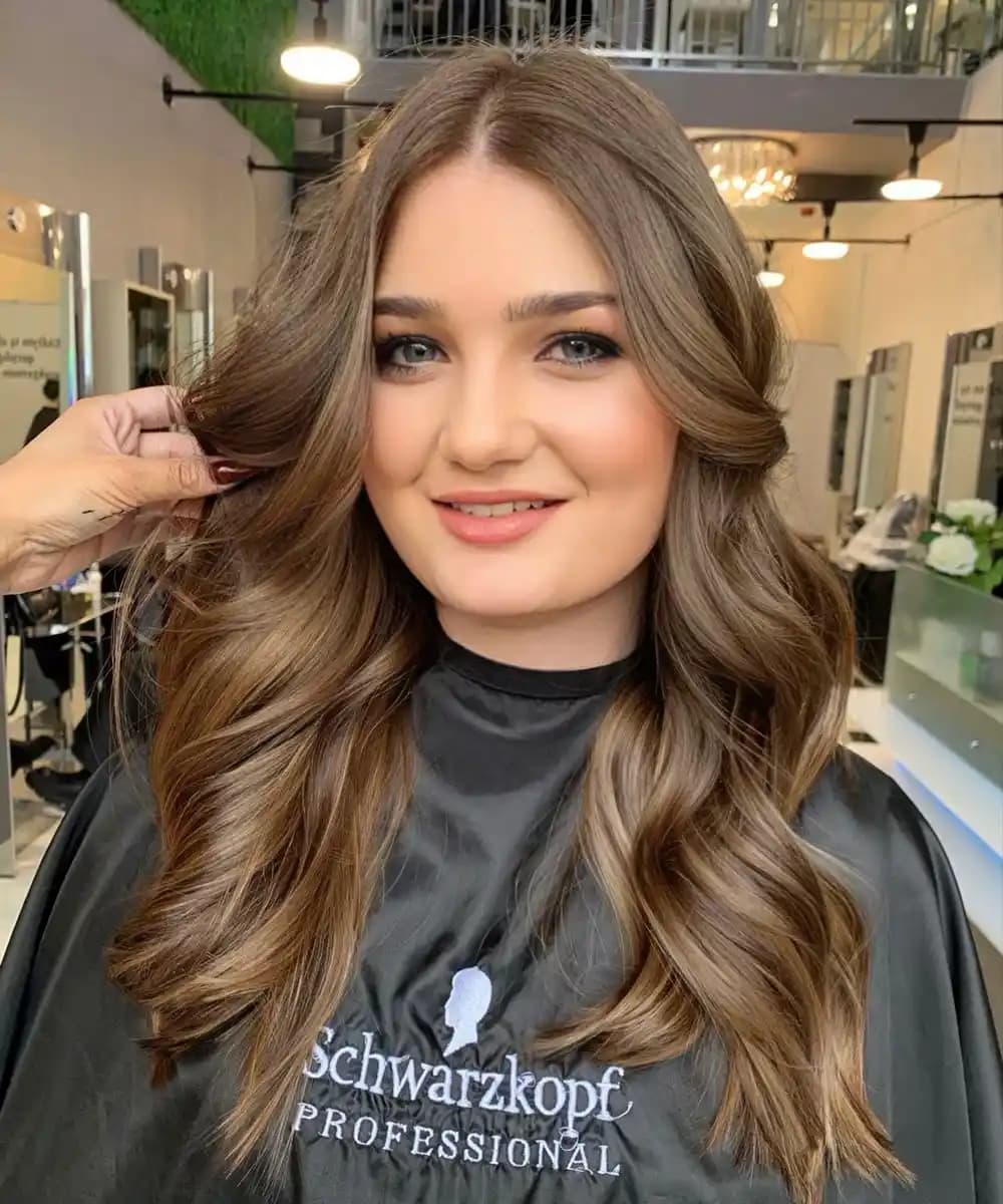 Buzlu Kumral Saç Rengi Nedir ve Nasıl Elde Edilir Modern ve Şık Görünüm İçin Rehber