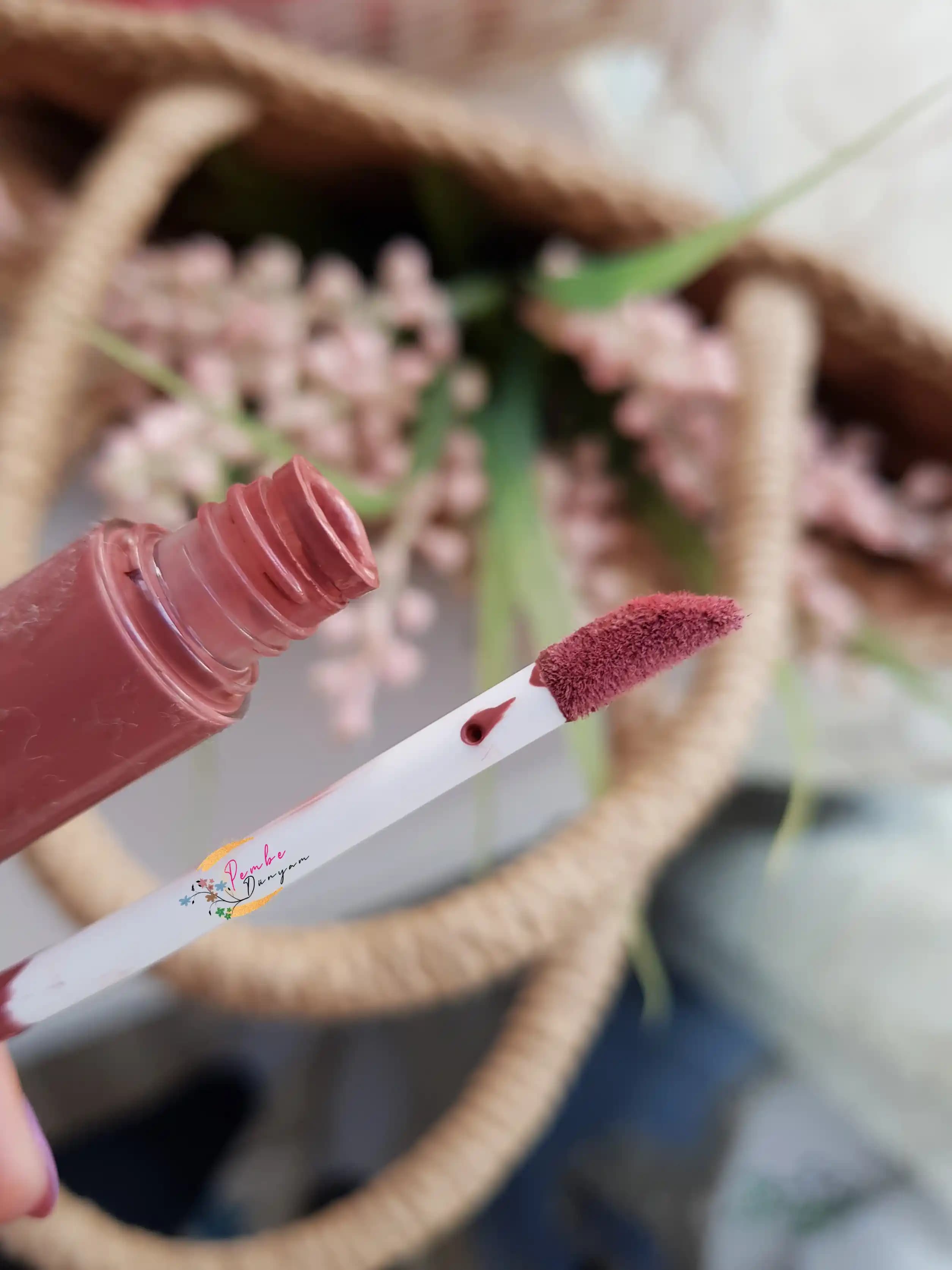 Doğal Renk Rujlar: Güzellikte Doğallığın Gücü ve Günlük Kullanım İpuçları