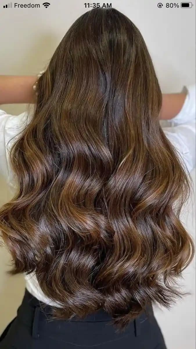 Dolgun ve Hacimli Saçlar İçin Doğal Bakım ve Modern Yöntemler Rehberi