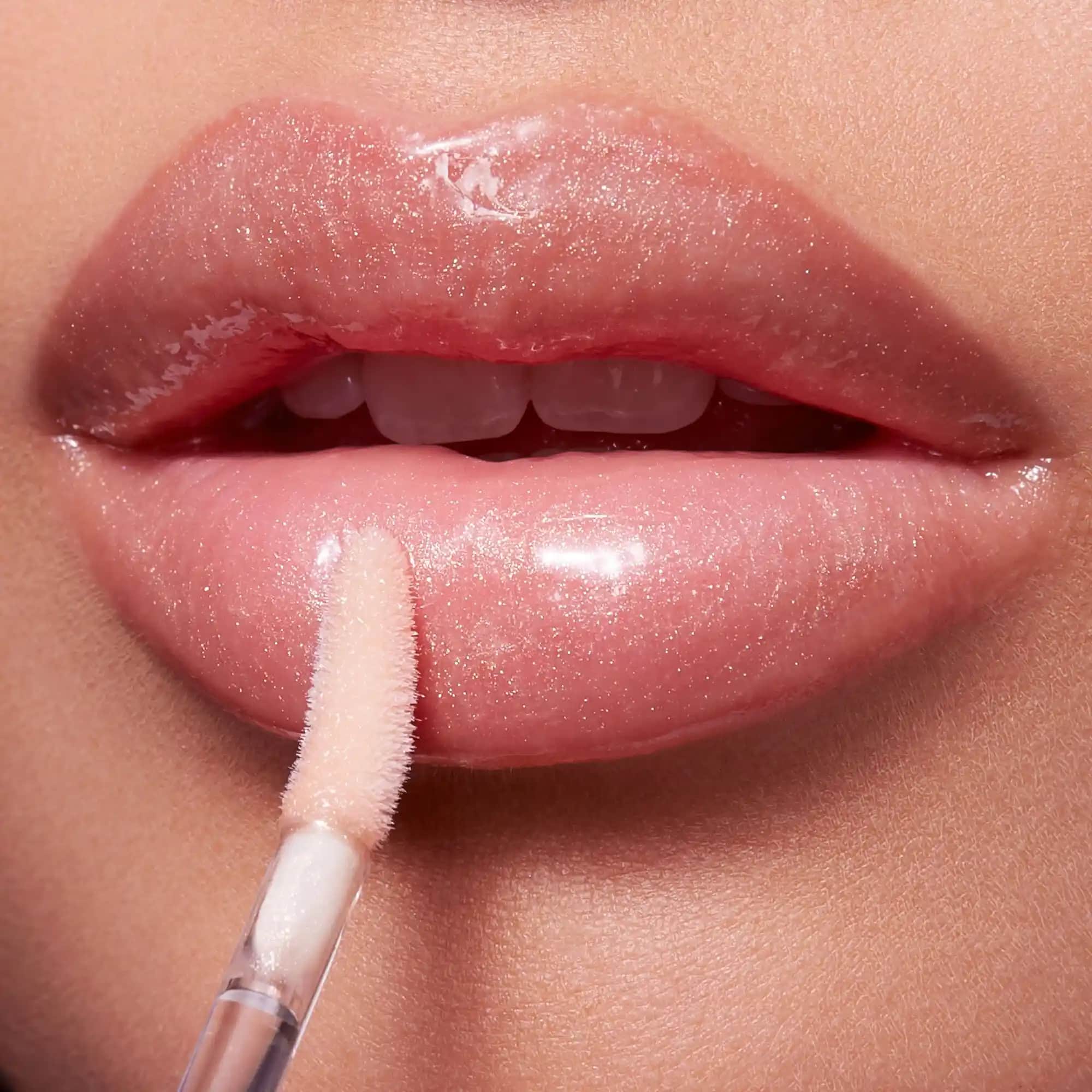 Dudakları Dolgunlaştıran Makyaj Ürünleri: Plumping Gloss Nedir ve Nasıl Kullanılır