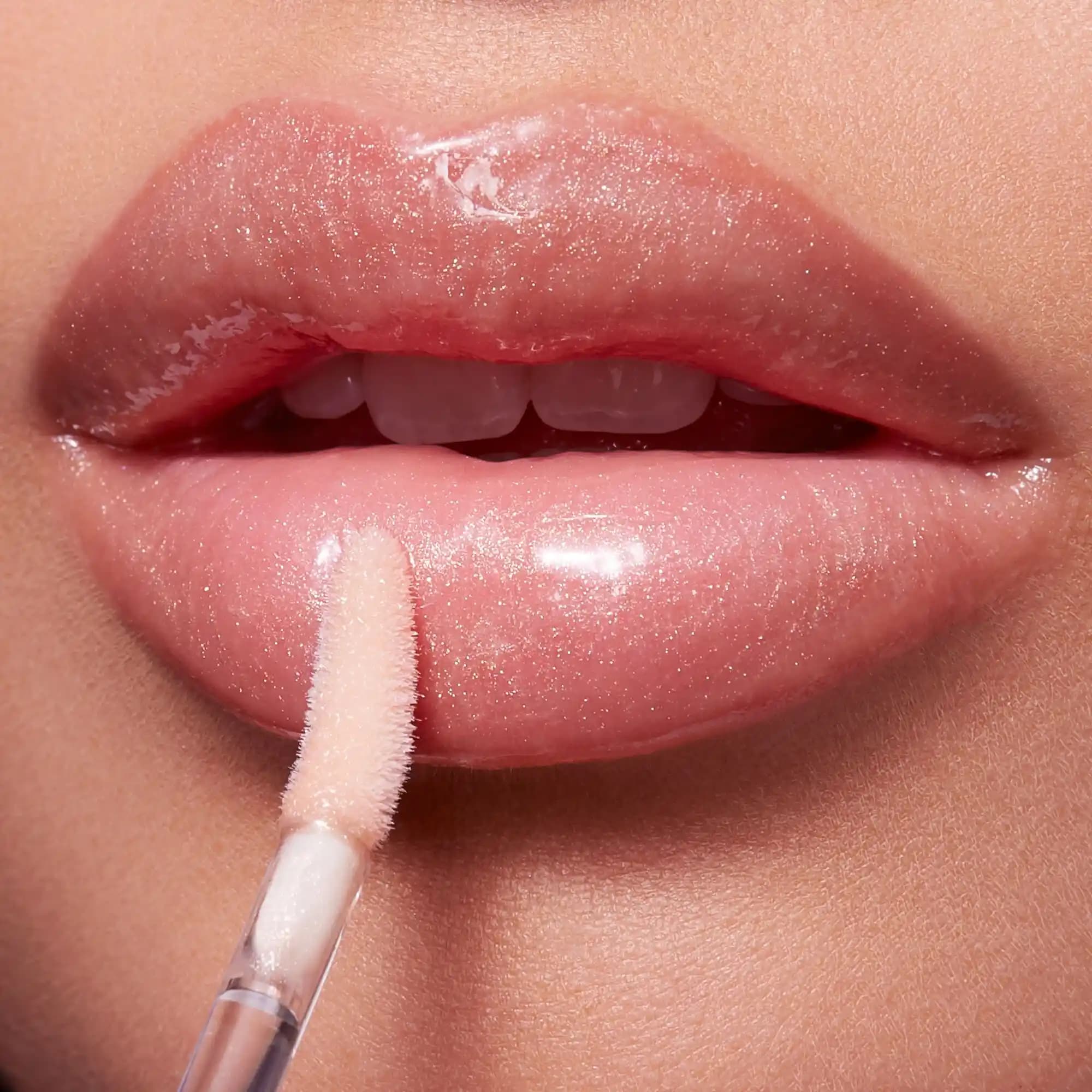 Dudakları Dolgunlaştıran Makyaj Ürünleri: Plumping Gloss Nedir ve Nasıl Kullanılır