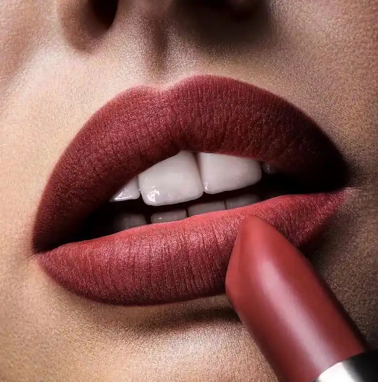 En İyi Mat Ruj Seçenekleri 2023: Kalıcı ve Şık Dudak Makyajı İçin Rehber