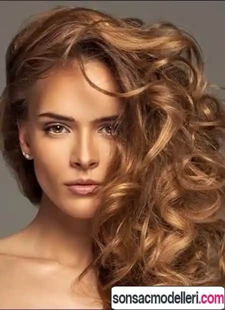 Karamel ve Altın Kumral Saç Renkleri: Doğal ve Çekici Görünüm İçin Rehber