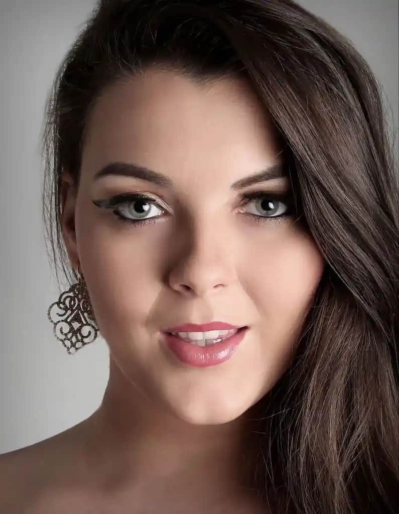 Kiraz Rengi Allık ile Doğal ve Çarpıcı Makyaj Trendleri 2024