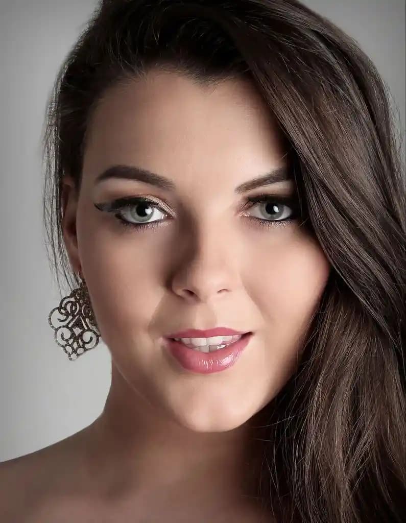 Kiraz Rengi Allık ile Doğal ve Çarpıcı Makyaj Trendleri 2024