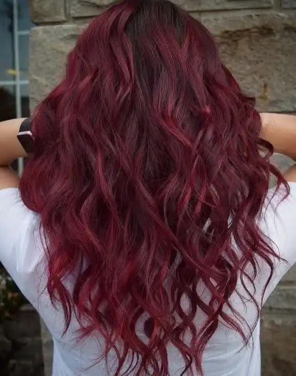 Kızıl Saç Rengi: Cesur ve Fark Yaratan Tonlar ve Bakım İpuçları