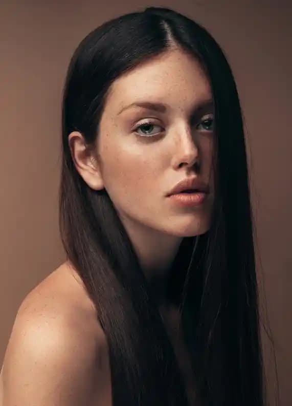 Küllü Siyah Saç Rengi Nedir, Kimlere Yakışır ve Bakım İpuçları