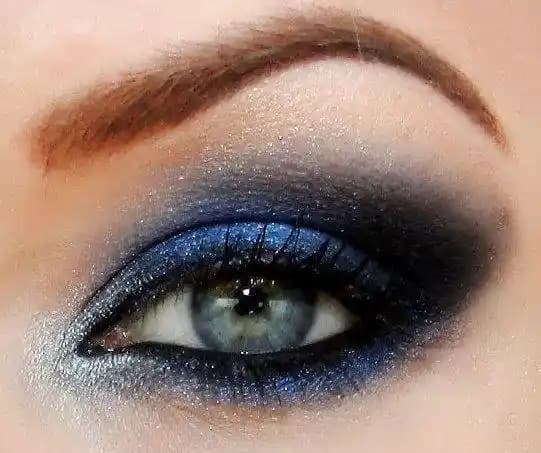 Lacivert Göz Makyajı Rehberi: Uygulama İpuçları ve Trendler