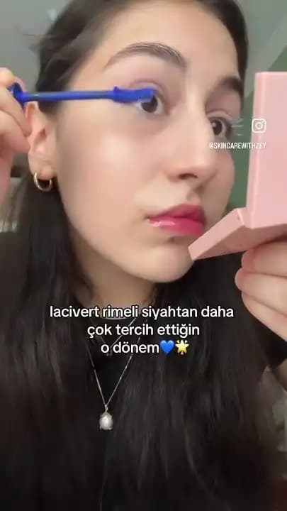Lacivert Rimel ile Gözlere Derinlik ve Şıklık Katmanın Yolları