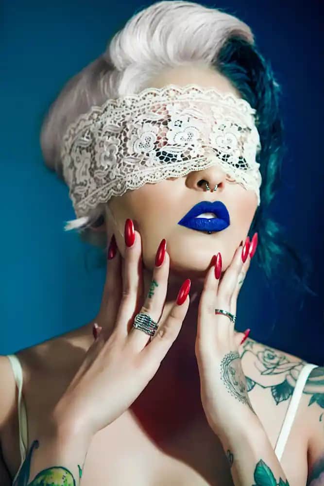 Lacivert Ruj Kullanımı ve Moda Trendleri: Modern ve Şık Bir Makyaj Stili Rehberi