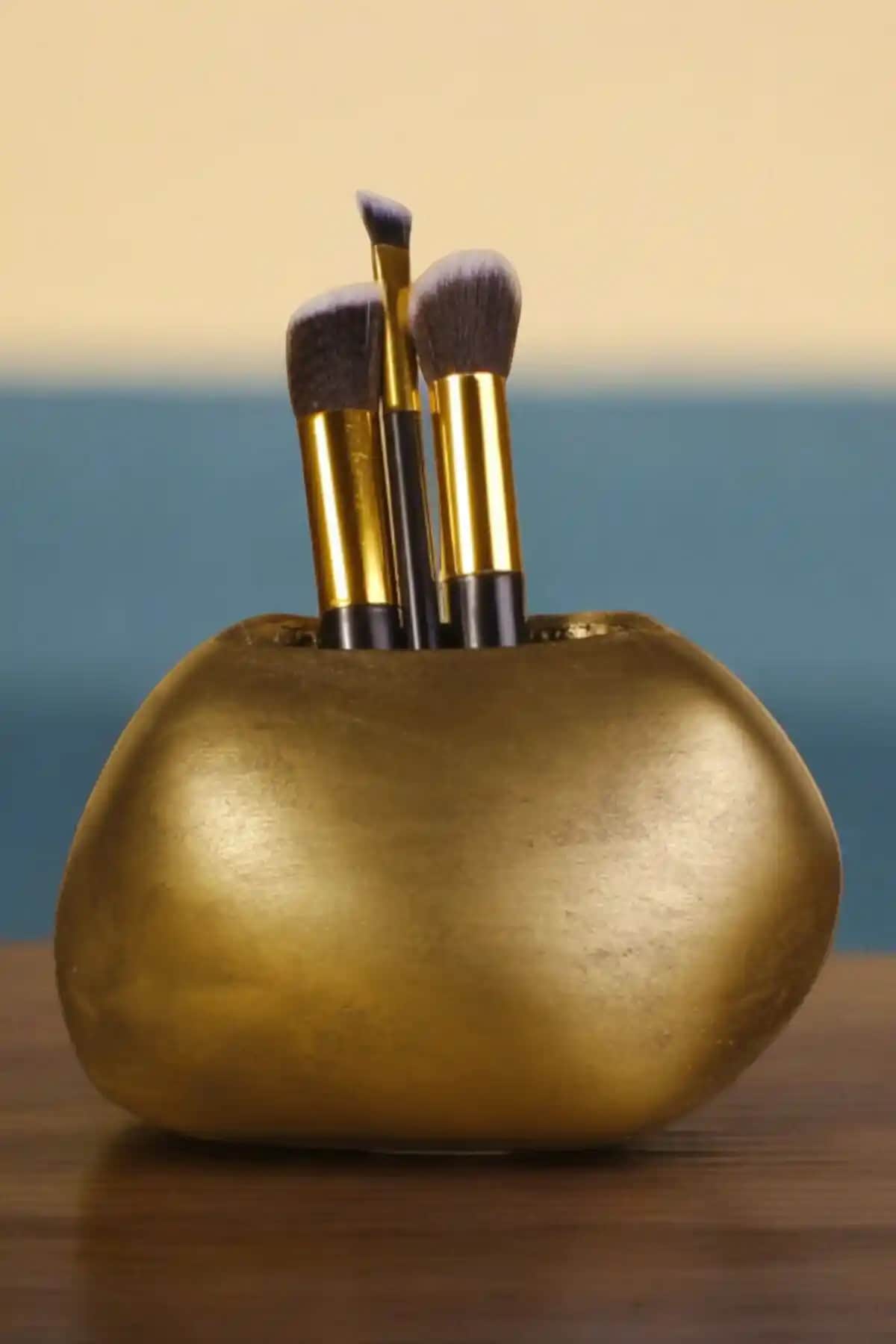 Makyaj Fırçaları ve Fırçalığı: Güzellik Rutininizde Kullanım ve Bakım Rehberi