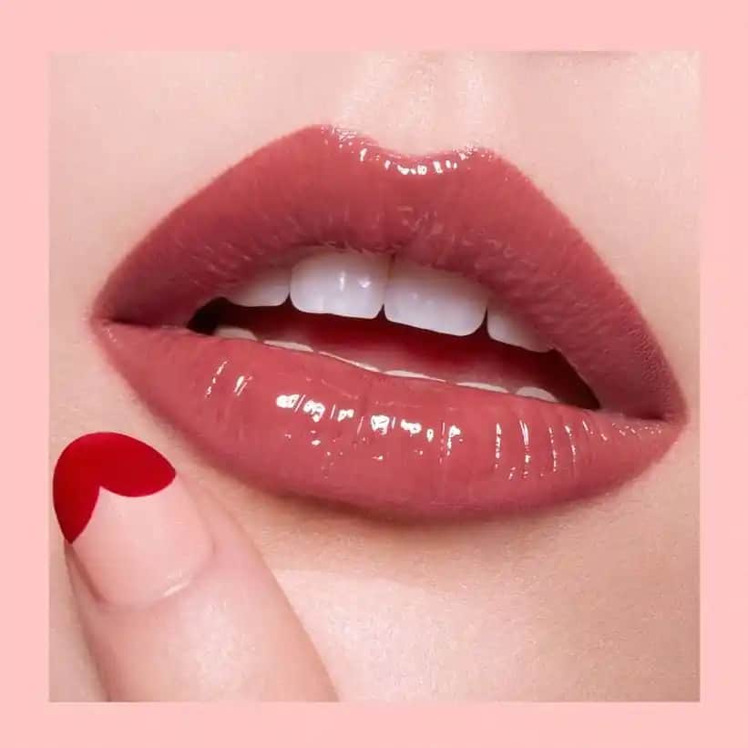 Parlak Rujlar: Güzelliğinizi Artıran Şık ve Çekici Makyaj Seçenekleri