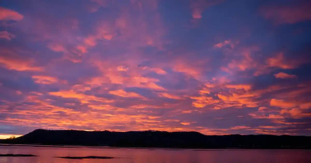 Pastel Gloss Glow Trendleri: Kozmetikte Doğallık ve Işıltı Sağlayan Yeni Gelişmeler