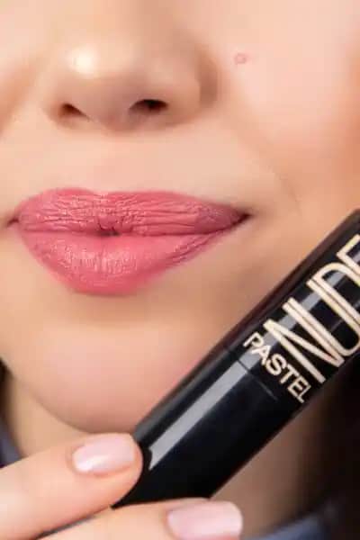 Pastel Nude Rujlar: Doğal ve Şık Görünüm İçin En İyi Seçenekler