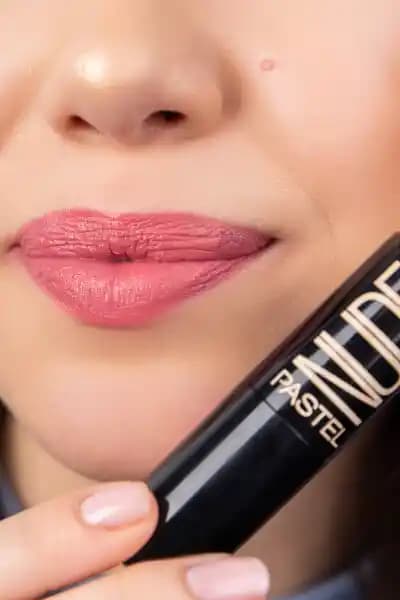 Pastel Nude Rujlar: Doğal ve Şık Görünüm İçin En İyi Seçenekler