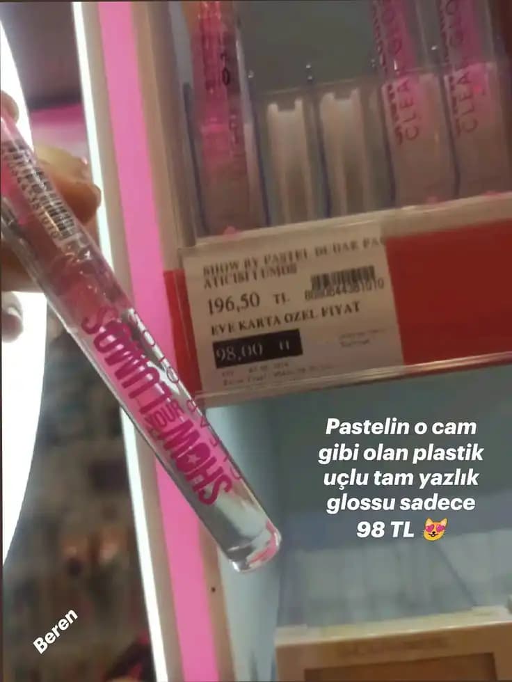 Pastel Plastik Uçlu Gloss ile Doğal ve Çekici Makyaj Deneyimi