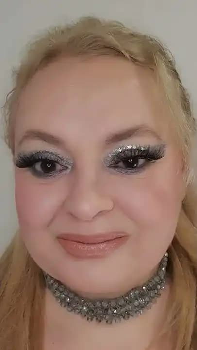 Pullu Göz Makyajı Nasıl Yapılır ve Gözlere Işıltı Katmanın Yolları