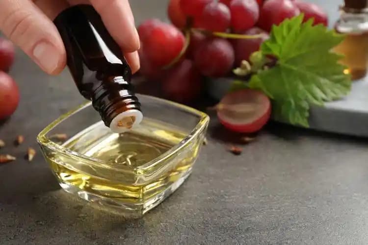 Saç Köklerini Güçlendiren Doğal Yağlar ve Saç Bakımında Kullanım Yöntemleri