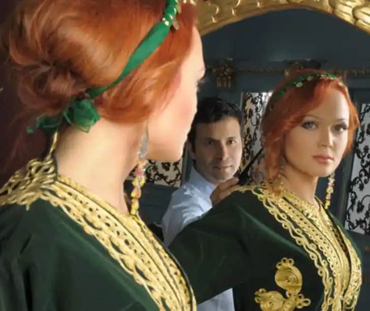 Saray Bakırı Saç Rengi: Tarihsel ve Modern Estetiğin Zarif Seçimi