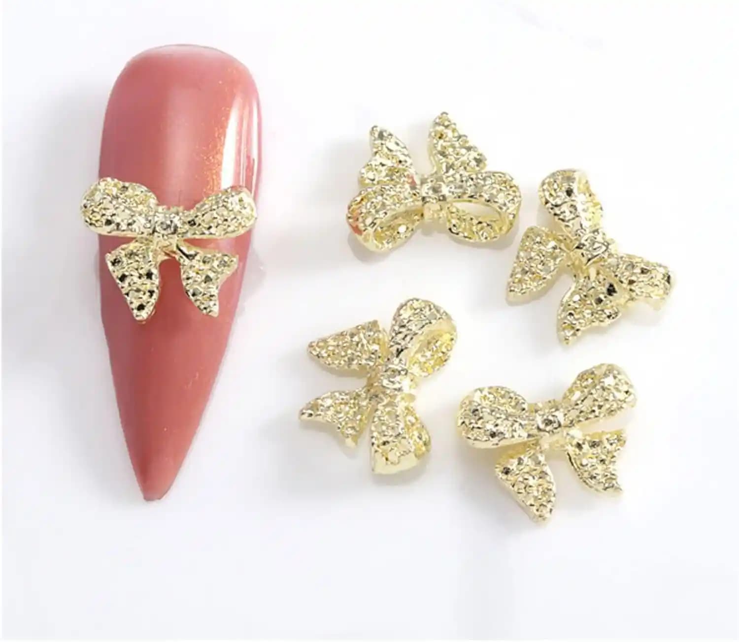 Tırnak Aksesuarlarıyla Şıklığınızı Yükseltin: Trendler ve Bakım İpuçları