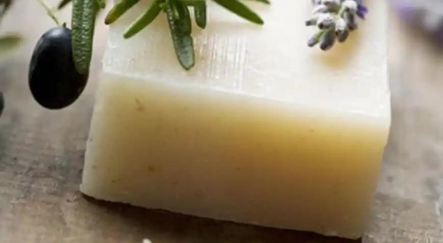 2025'te Yağlı Ciltler İçin Doğru Sabun Seçimiyle Parlaklık Sırrı