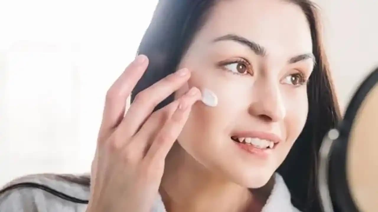 Yüze Nemlendirici Uygulama Rehberi: Doğru Teknikler ve En İyi Ürün Seçenekleri