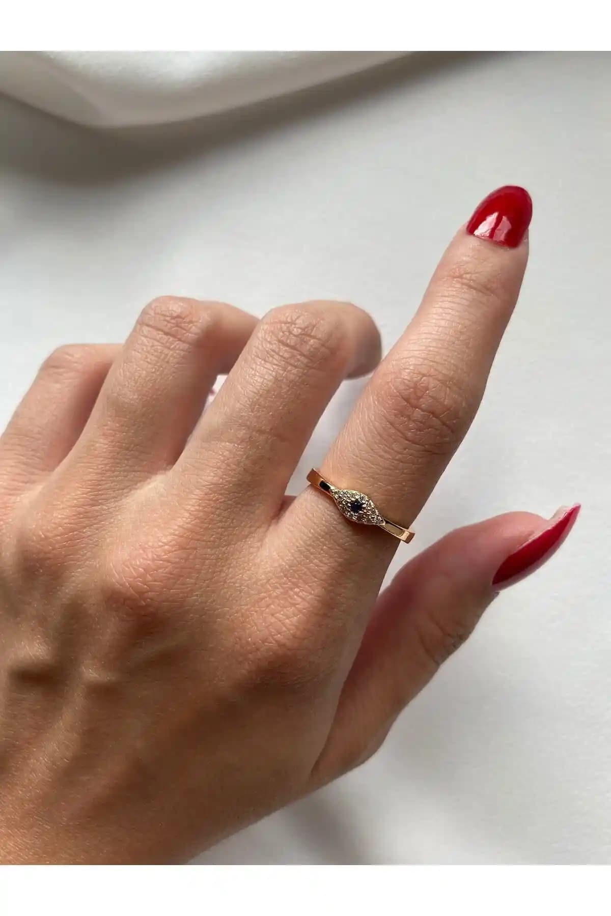 Altın Kaplama Göz Modeli Zirkon Taşlı Yüzük: Şıklık ve Işıltı İçin Tasarlandı