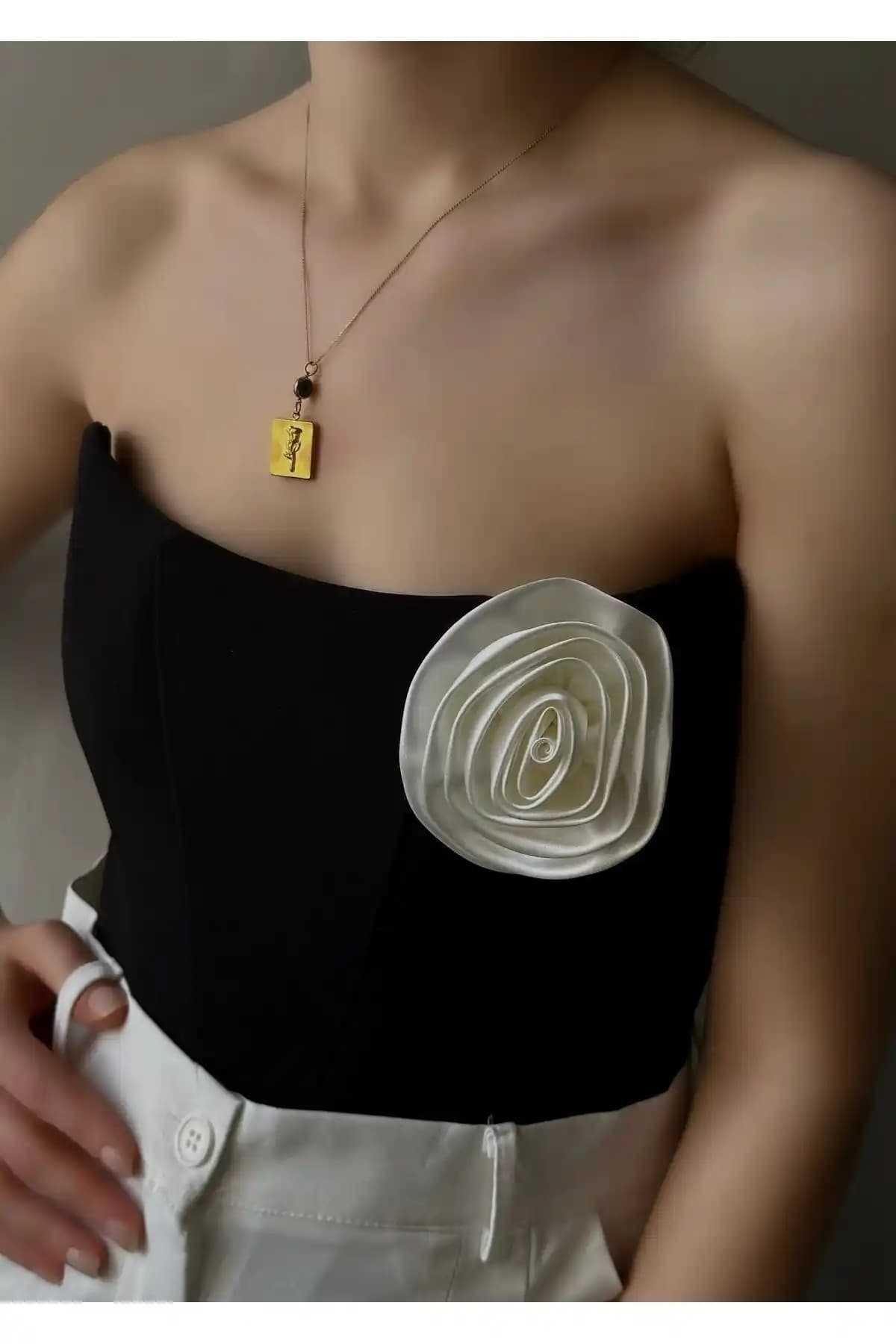 CHANCE GİFT İğneli Yaka Çiçeği: El Yapımı Beyaz Kumaş Yaka Gülü ve Şık Aksesuar