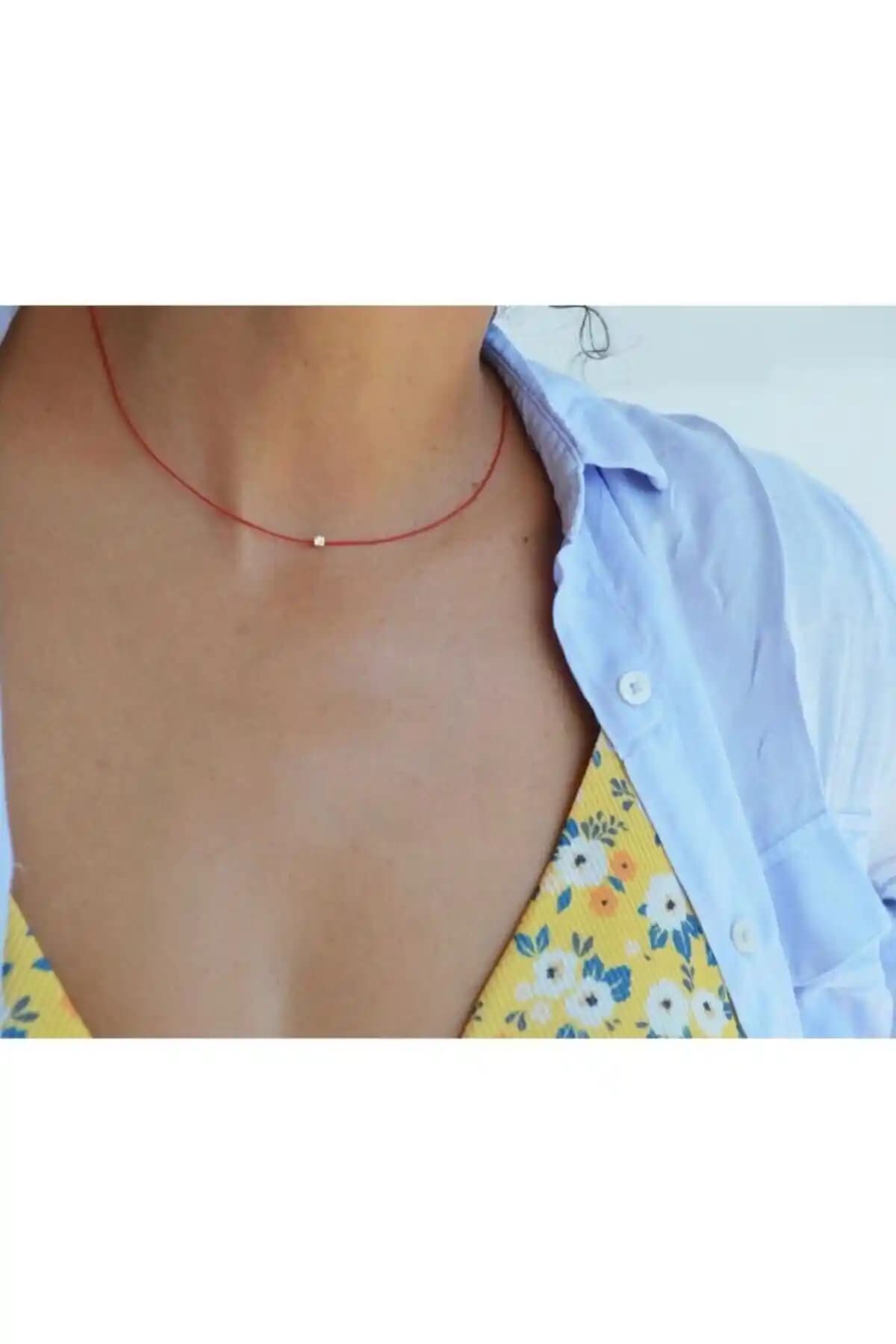 Black Beads Accessory Kırmızı İp Çelik Küp Boncuk Kolye: Kader ve Bağlılık Sembolü